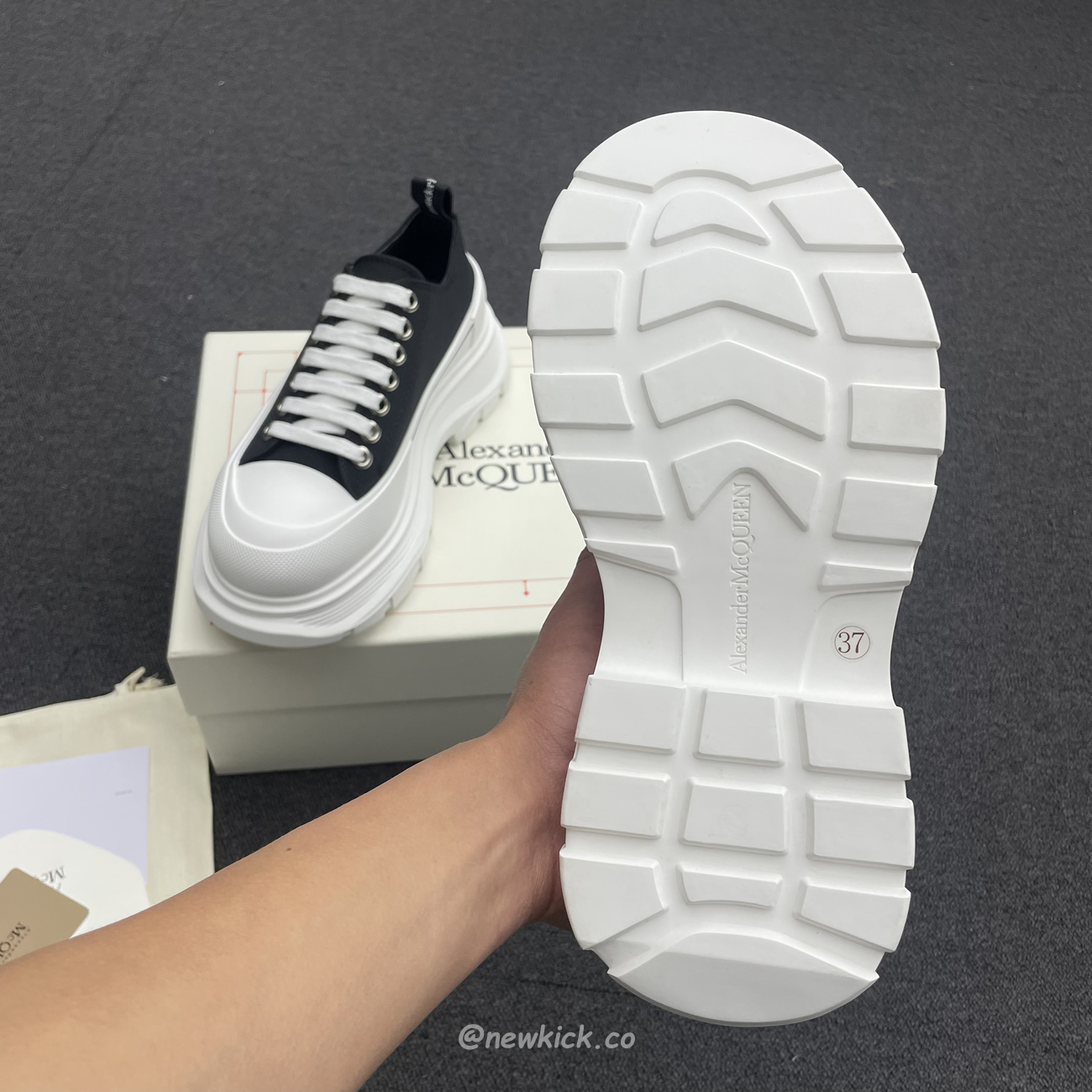 Alexander Mcqueen Tread Slick Low Lace Up Black White (10) - www.newkick.vip